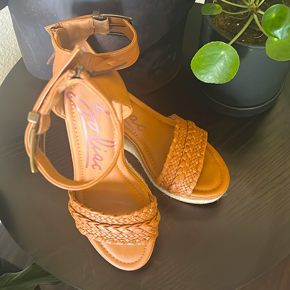 Like new Zodiac wedge sandals! Perfect for summer 😎